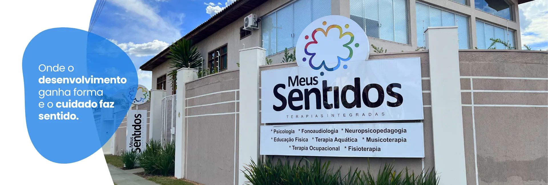 Fachada da Clínica Meus Sentidos, com a placa das especialidades, e o texto: Onde o desenvolvimento ganha forma e o cuidado faz sentido.
